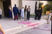 Chão sujo de tinta vermelha após atentado contra noiva, no México