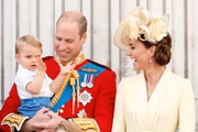 Papais babando o caçulinha da família Cambridge