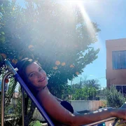 Nathalia Dill aparece aproveitando o dia de sol em quintal