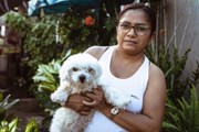 Flocos é o cachorro de Gisvania e todo dia, no fim de tarde, ele fica mais ativo esperando a dona voltar do trabalho