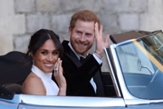 Meghan Markle e príncipe Harry rumo à recepção do casamento