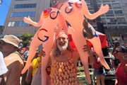 Davi criou uma fantasia de Carnaval para criticar a "objetificação" das pessoas nas redes sociais