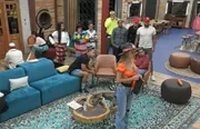 Peões reunidos na sala de A Fazenda 13
