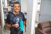 "Amigos que fiz na música, fãs, pessoas que me viram na TV contanto minha história me paravam para dizer que eu os inspirava e me dar presentes. Essas santas, por exemplo, ganhei de grandes amigos"