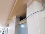 A equipe da Saúde identificou cabeamento elétrico exposto em diversos locais, colocando em risco a segurança dos servidores e dos pacientes, que são crianças, conforme o relatório