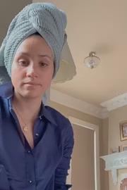 Ao longo do episódio, Meghan chora enquanto está com uma toalha enrolada em volta da cabeça 