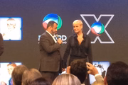 Xuxa no dia em que assinou contrato com a Record, em 2015