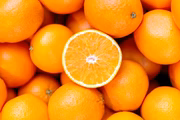 A laranja é outro alimento natural que pode ajudar no controle da diabetes, pois além de ajudar a reduzir os níveis de colesterol, ela possui fibras que auxiliam na compactação do tempo em que o açúcar da fruta é absolvido no organismo. Dessa forma, atua no controle da glicose no sangue. Além disso, tem baixo índice glicêmico