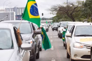 Manifestantes fazem carreata pedindo fim do isolamento social horizontal e a abertura do comércio no DF