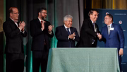 O presidente da República, Jair Bolsonaro, convida o senador Roberto Rocha (PSDB-MA) a compor o palco para fotografia oficial
