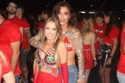 Juliana Paes e Carla Diaz se encontram na Avenida