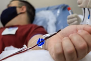 Consiste em transferir anticorpos de uma pessoa recuperada para o corpo de um paciente que está lutando contra a doença
