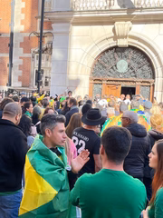 Centenas de pessoas se reuniram em frente à residência do embaixador brasileiro