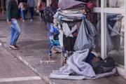 Moradores em situação de rua utilizam a Rodoviária do Plano Piloto como abrigo