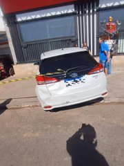 Um dos automóveis foi um carro branco