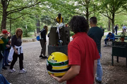 Pessoas se reúnem ao redor de monumento