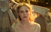 Elle Fanning interpreta a princesa Aurora, filha adotiva de Malévola