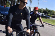 Vice-presidente, general Mourão, passeando de bicicleta, próximo ao Palácio da Alvorada