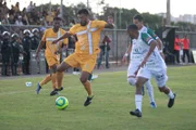Tarta conduz a bola no meio