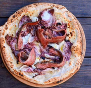 Carlos Bertolazzi misturou pastrami de pato, queijo <i>straccchino</i>, alho negro e radicchio (R$ 49)