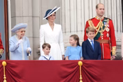 Membros da realeza britânica na varanda principal do Palácio de Buckingham