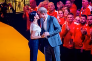 Eles trocaram um beijo no palco em frente ao público