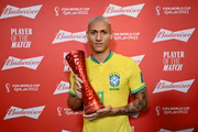 Porém, após boa Copa do Mundo, o brasileiro vem amargando a reserva no Tottenham