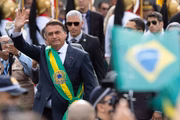 Bolsonaro quebrou protocolo e desceu do carro presidencial para cumprimentar apoiadores