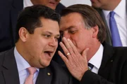 Bolsonaro conversa com o senador Alcolumbre
