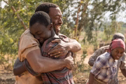 <b> O Menino que Descobriu o Vento (2019) — </b> é baseado em uma história real e conta a jornada do jovem William Kamkwamba, que construiu uma turbina eólica para salvar seu vilarejo da fome. Estrelado e dirigido por Chiwetel Ejiofor, estreia no dia 1º de março