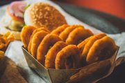 Anéis de cebola fritos 