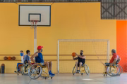 Pacientes do Crer, Centro de Reabilitação de Goiânia, praticam basquete terapêutico 