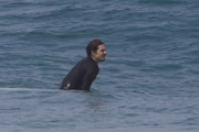 Ator foi visto em praia no Recreio dos Bandeirantes