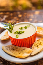 O Manzuá tem no menu um creme de pupunha, filé de peixe grelhado ao molho de araticum com risoto de castanha-de-baru e brownie com sorvete de creme e calda de geleia artesanal de frutas vermelhas