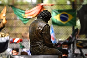 Estátua de Senna