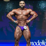 Fisiculturista André Cavalcanti posa de sunga roxa para o juri