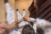Felipe se comunica com a mãe apontando para as letras eternizadas em seu braço