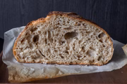 O pão de fermentação natural é mais saudável, possui alvéolos grandes e sabor levemente ácido