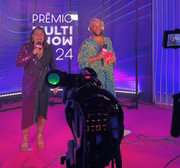 Preta Gil e Gominho são clicados nos bastidores de premiação