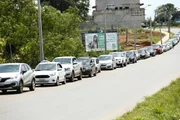 Fila de veículos para vacinação contra Covid-19 em Goiânia