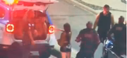 Uma mulher conversa com os policiais e com os dois detidos
