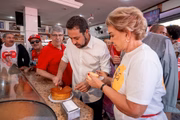 Boulos, Marta e o deputado estadual Antônio Donato (PT) comem bolo durante agenda de campanha em SP