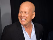 Bruce Willis era gago, mas conseguiu resolver a situação após se matricular no programa de teatro. Talentoso, o ator participou de várias peças até conseguir uma oportunidade para estrelar a série A Gata e o Rato, em 1985, ao lado da atriz Cybill Shepherd