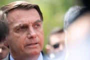 Bolsonaro fala com a imprensa após almoço com embaixadores