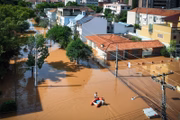 Pessoas são resgatadas de barco após a enchente do Rio Guaíba inundarem as ruas da cidade de Porto Alegre no Rio grande do Sul
