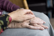 Na maioria das vezes, acontece em pessoas acima dos 50 anos, entretanto, também é possível acometer jovens. A doença pode acontecer devido a cinco principais causas