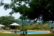 Conta com horta, piscina capela e jardim de palmeiras imperiais