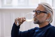 Contudo, para aumentar a expectativa de vida não é necessário abrir mão de tudo que dê prazer, como um copo de vinho ou um pedaço de bolo de chocolate, por exemplo. Tudo é, na verdade, questão de quantidade e bom senso
