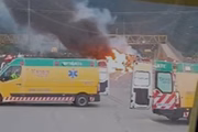 Um dos ônibus pegou fogo