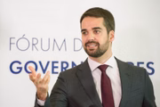 Bacharel em direito, Leite nunca exerceu a advocacia: desde jovem, dedica-se à política
